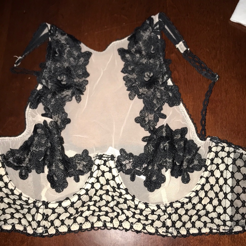 32b Victoria’s Secret never worn bra